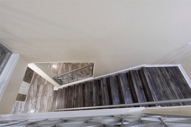 Building Photo - 6442 Wilshire Lakes