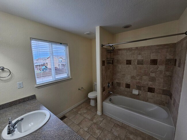 Building Photo - 4 Bed 3 Bath in Lorson Ranch!!