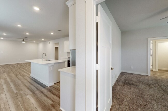 Building Photo - 3 Bedroom, 2 Bath in Midtown Subdivision C...