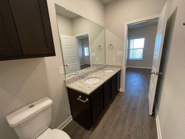 Building Photo - Luxury 3x2 Duplex in Seguin, TX!