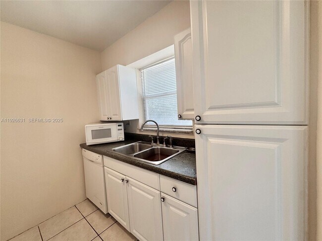 Building Photo - 16508 NE 26th Ave