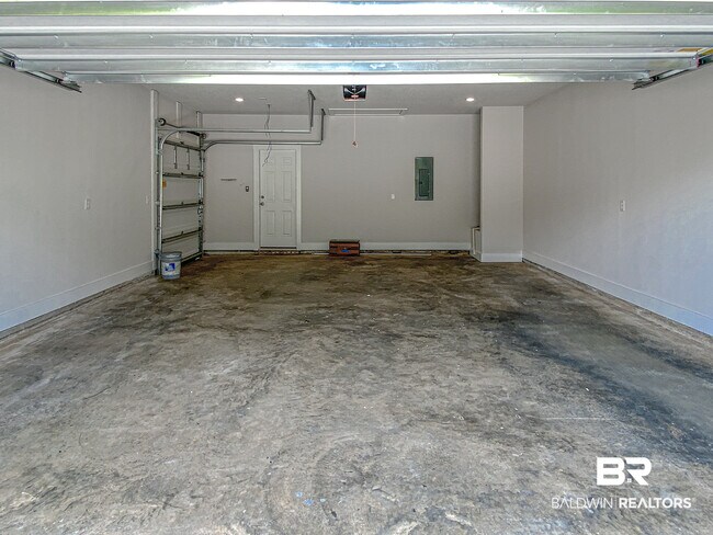 Building Photo - 10078 Lakeview Dr