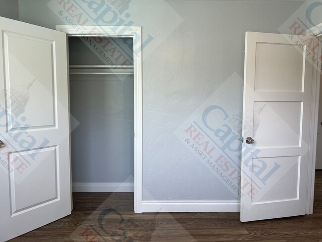 Building Photo - Charming 3 Bedroom