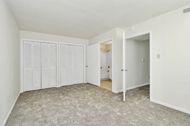 Building Photo - Rent Special on Adorable One Bedroom Condo in the Heathstead Community!