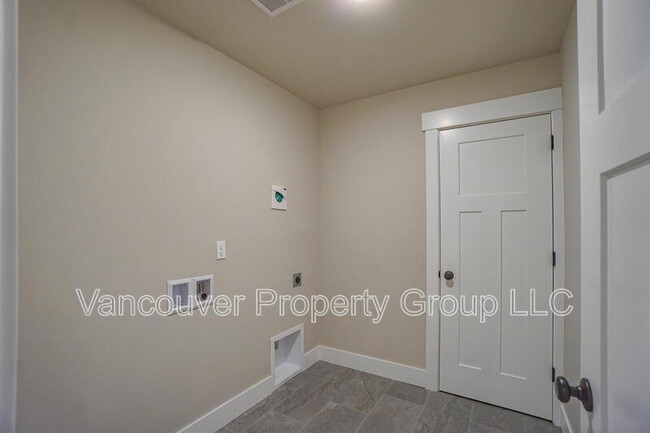 Building Photo - 2217 E Juniper Cir