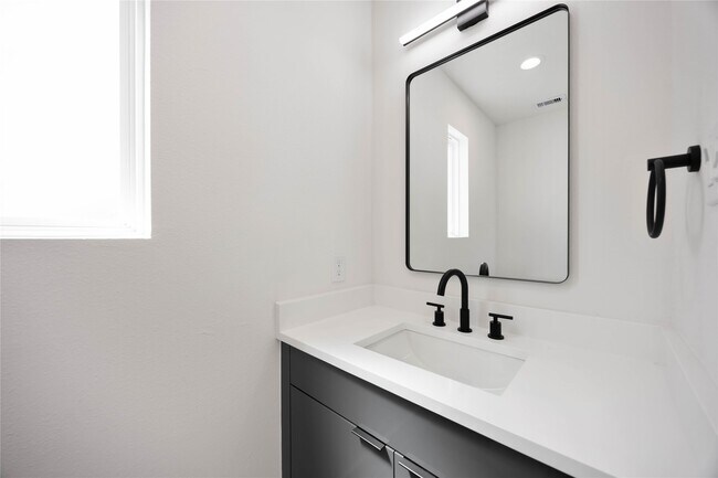 Building Photo - 6735 Peerless St