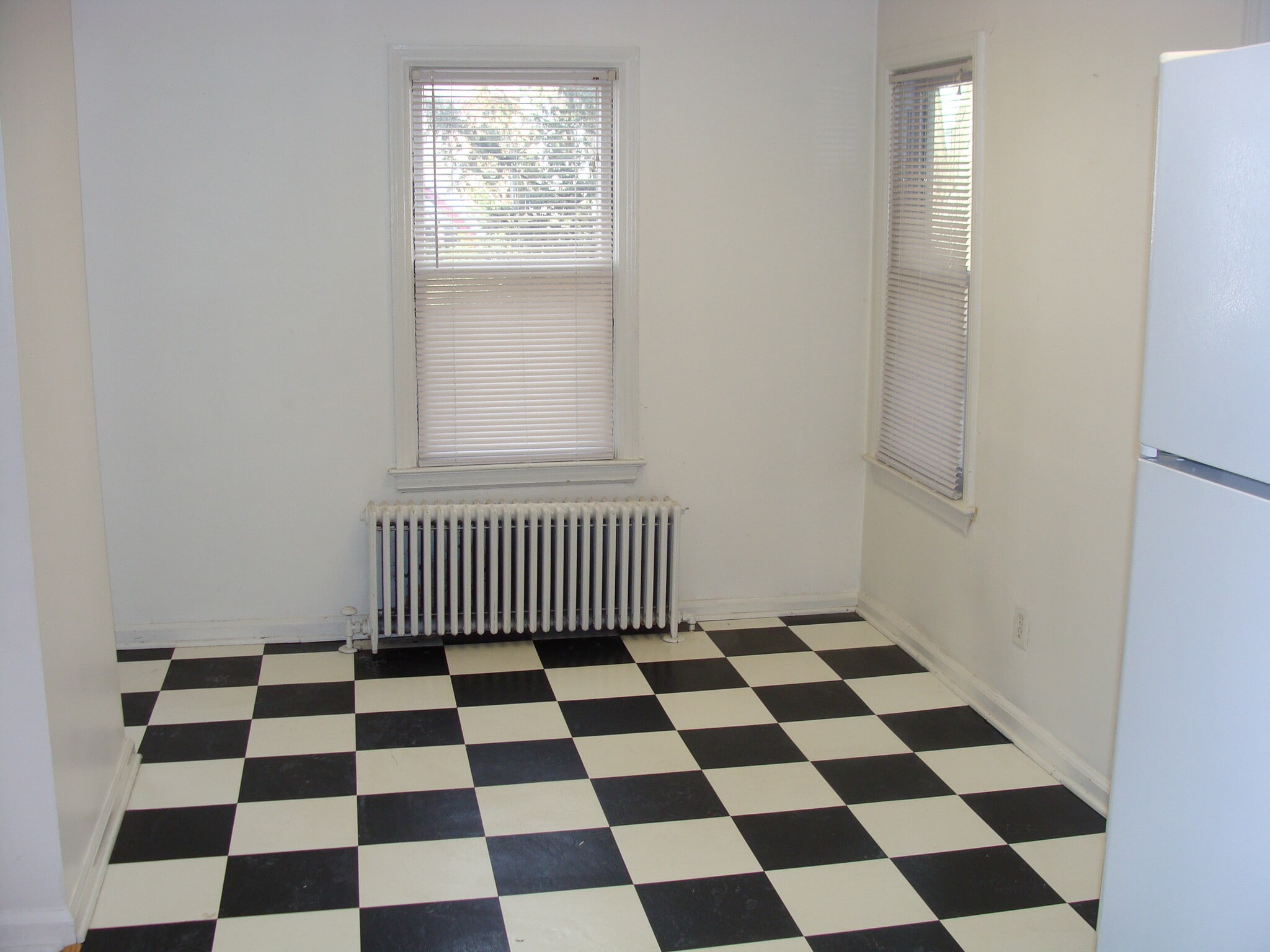 Building Photo - 677 Deer St