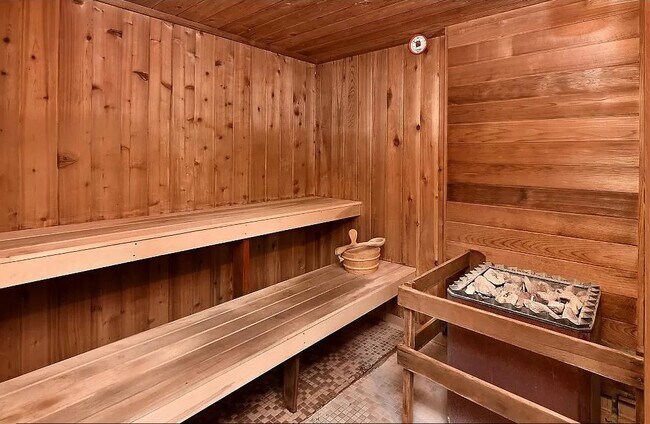 Building Photo - 1304 W Medicine Lake Dr