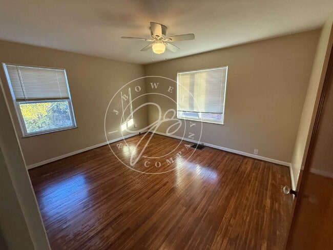 Building Photo - 2 bed duplex ready for you to call home! W...