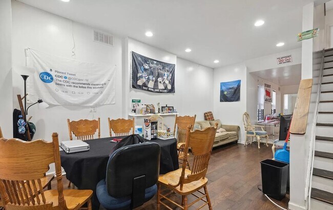 Building Photo - Stunning 6-Bedroom Townhome Near Temple University! Available August 2026!