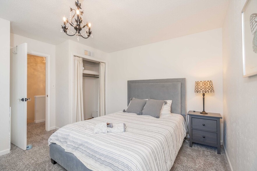 Bed 1 - Queen - 1304 E Sylvan Cir