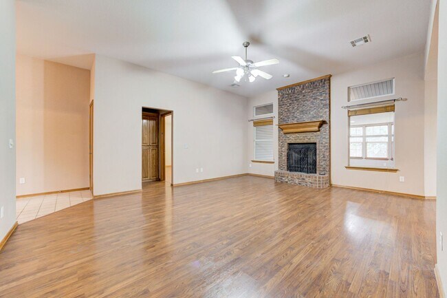 Building Photo - Beautiful 3-Bedroom / 2-Bathroom home in Yukon!