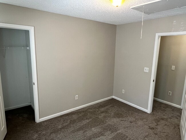 Building Photo - Great 3 Bed, 2.5 Bath house in University ...