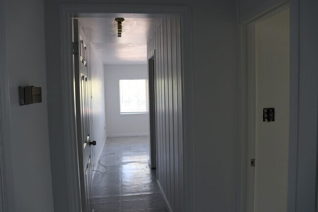 Building Photo - 2416 Cedar Dr