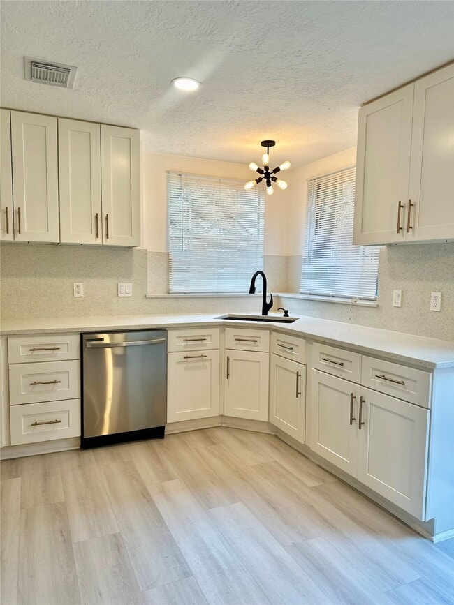 Building Photo - 15427 Swan Creek Dr