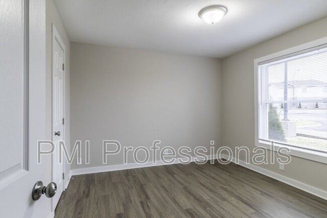 Building Photo - 135 Kingsridge Dr