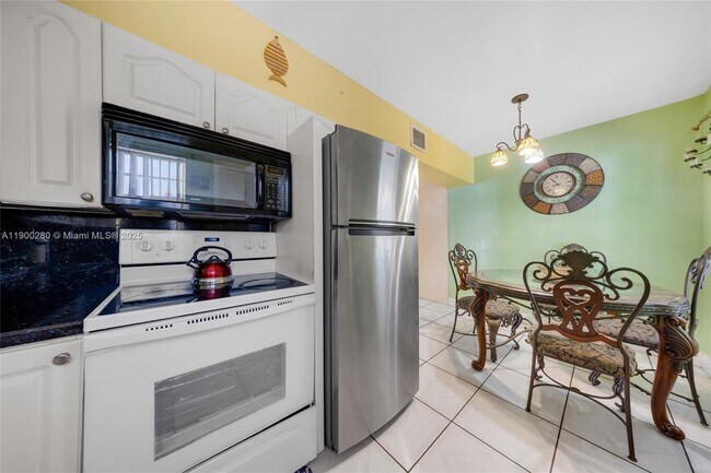 Building Photo - 526 S 28th Ave