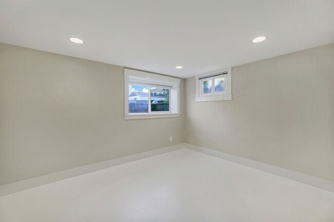 Building Photo - Amazing 4bed/2bath Duplex Close to Seattle University!