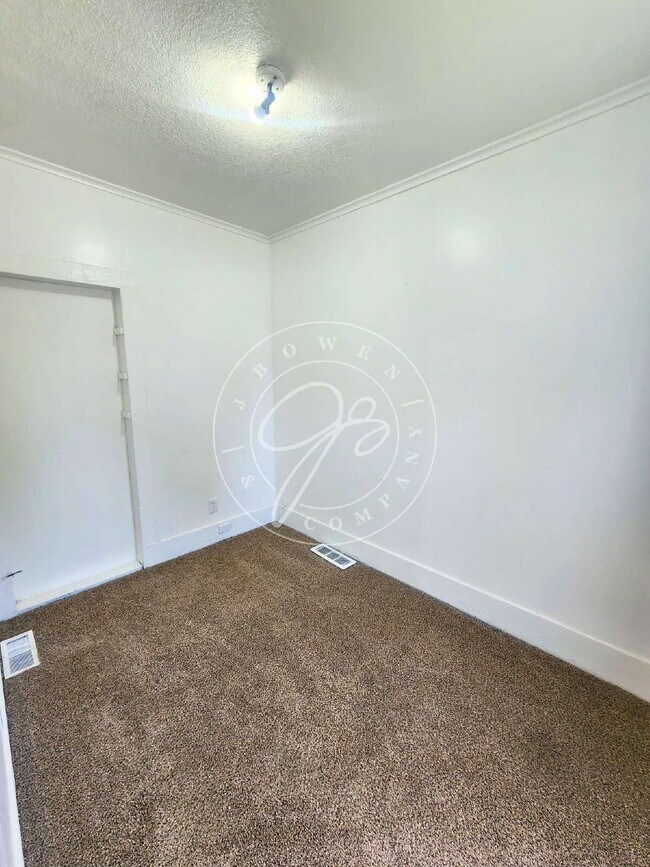 Building Photo - 2 Bedroom | 1 Bathroom | Fenced Yard | Detached Garage