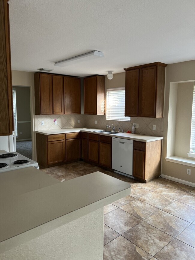 Building Photo - 374 Lake View Dr