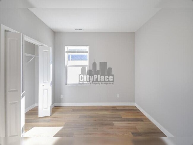 Building Photo - 2809 E Riverside Dr