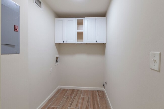 Building Photo - 3bd/3ba Home w/ Fully Fenced Backyard and Deck!