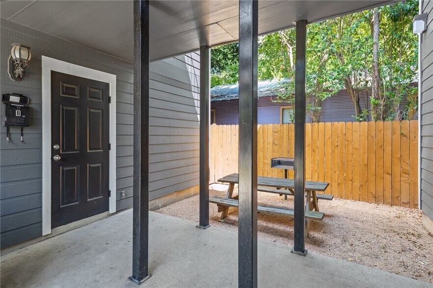 BBQ AREA - 3500B Duval Street