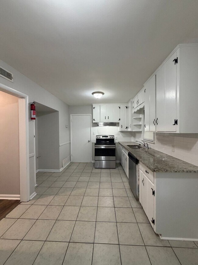 Building Photo - 417 Holland Dr