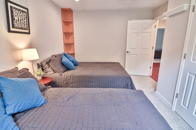Building Photo - 9633 Cinnamon Creek Dr