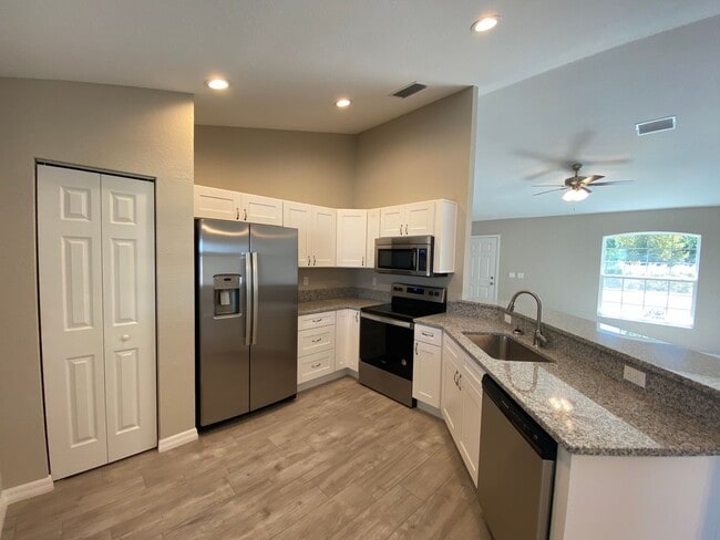 Building Photo - Custom Home - Desirable SE Ocala neighborhood 3/2/2 ** Wont Last**
