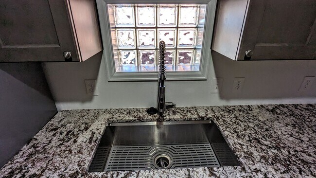 Building Photo - Beautifully Restored 4 Bed 2 Bath Home in ...