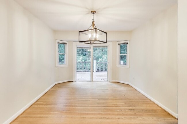 Building Photo - Perfect on Parkway --- Gorgeous, Fully Upd...