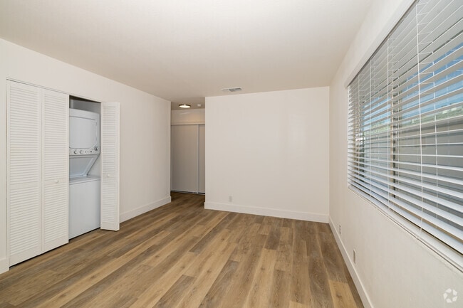 1BR, 1BA - 568SF - Living Room - Midtown Haven Apartments