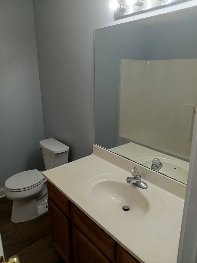 Building Photo - Knoxville 37912 - 2 bedroom, 2 bath condo with a 1-car garage - Call Lisa Vineyard and Shannon Ru...