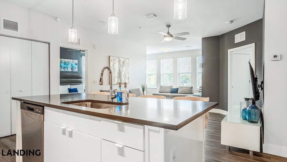 Building Photo - 4950 W Prescott St