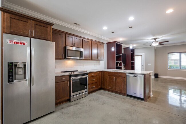 Building Photo - Location, Location , Location with this Beautiful Townhome