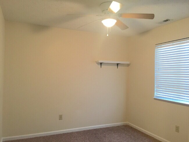 Building Photo - Welcome home to this charming 3-bedroom, 2.5-bath home with a loft in the desirable Village Pines...