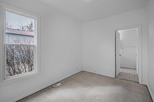 Building Photo - 4BD, 2BA Sun Valley Home with Large Driveway for Parking