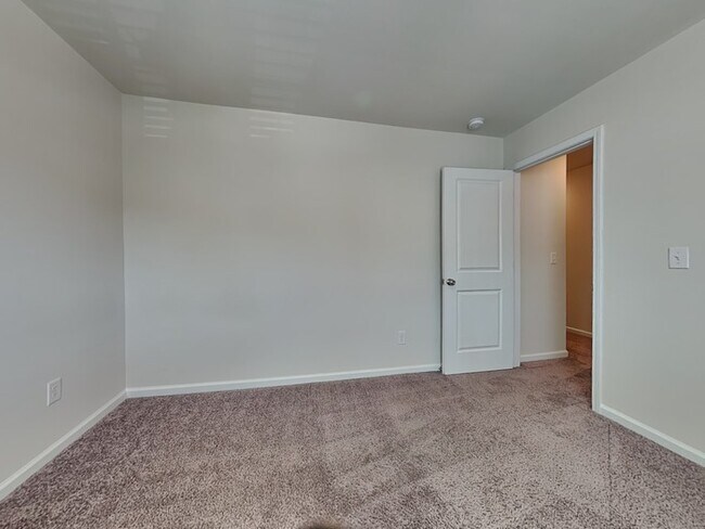 Building Photo - Coming Soon! Burnside Farms! Near USC, For...