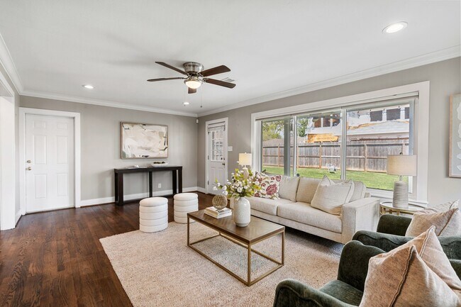 Building Photo - 1902 De Milo Dr