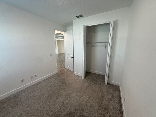 Building Photo - 5/4 Spacious Lake County Home