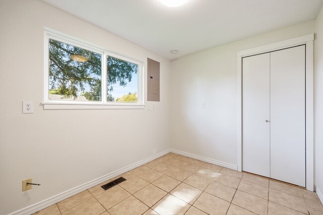 Building Photo - Room to roam! 3 bed, living, dining, den, ...