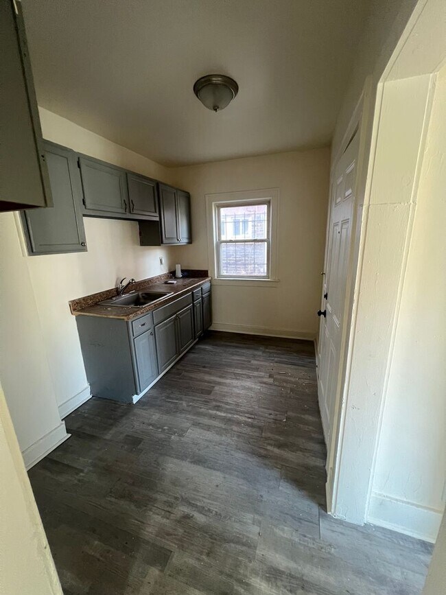 Building Photo - Cozy Westside Family Flat - Upper and Lower Units Available !