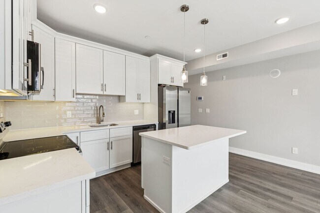 Building Photo - Chic 2-Bedroom Rental with Stunning Roofto...