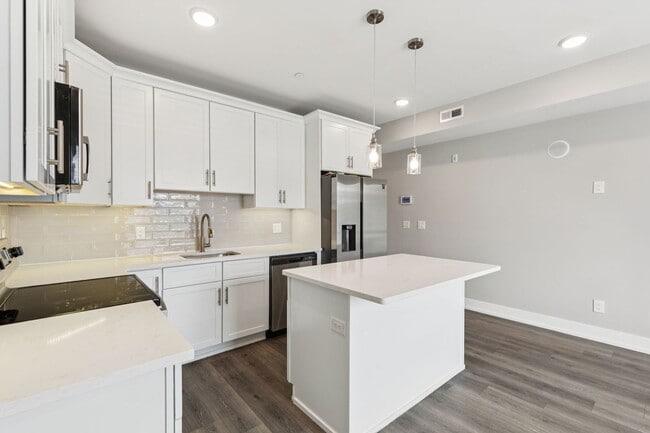 Building Photo - Chic 2-Bedroom Rental with Stunning Rooftop Deck & Modern Amenities in West Kensington!