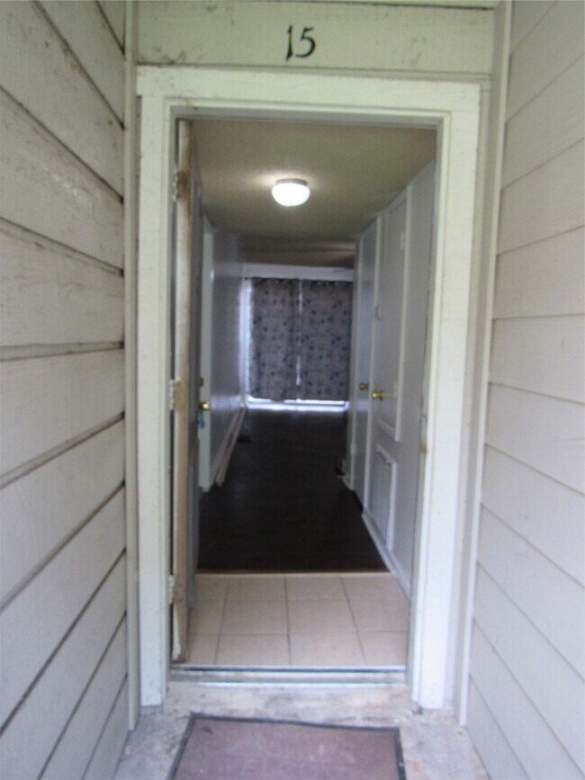 Building Photo - 17331 Red Oak Dr