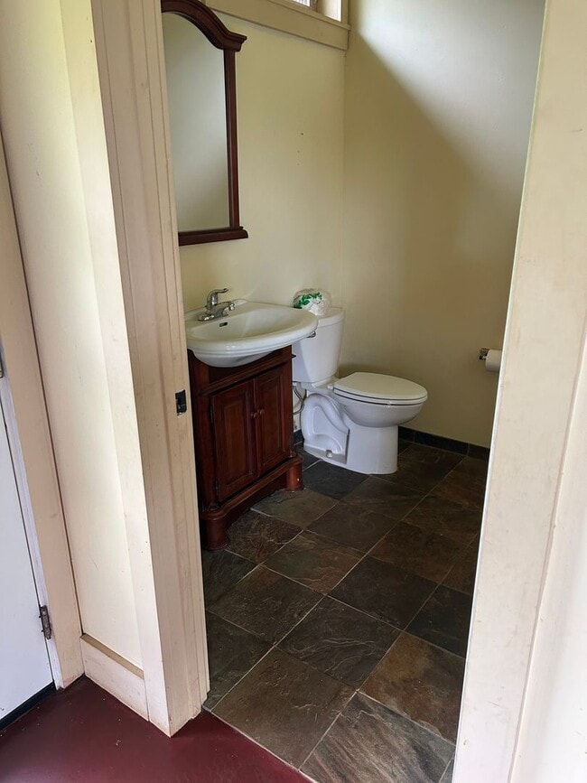 Building Photo - 2 Bedroom 1.5Bath Unfurnished Home