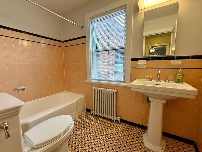 Building Photo - 1400 Kenmore Ave