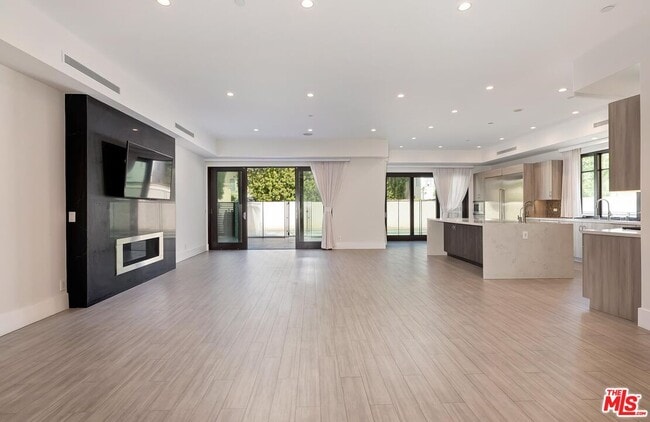 Building Photo - 312 S Palm Dr