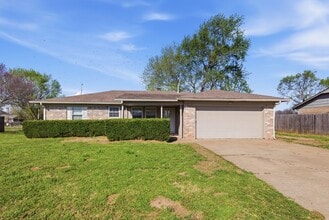 Building Photo - Cute 3 bed 1.5 bath home with a large yard and quite living in the highly desired Bixby Public Sc...